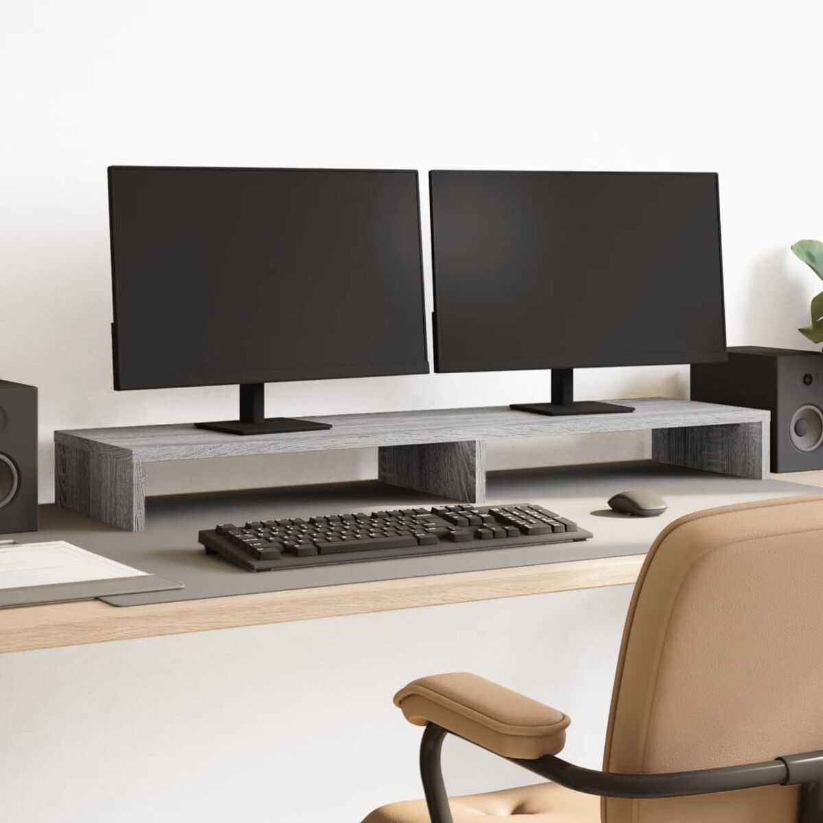 Schreibtisch-Setup mit zwei Monitoren auf einem grauen Regal, Tastatur, Maus und beigem Stuhl.