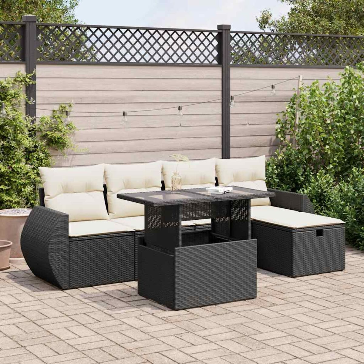 Terrassenmöbel-Set mit schwarzem Korbrahmen. Beige Kissen, Hubtisch und zwei Armlehnen.