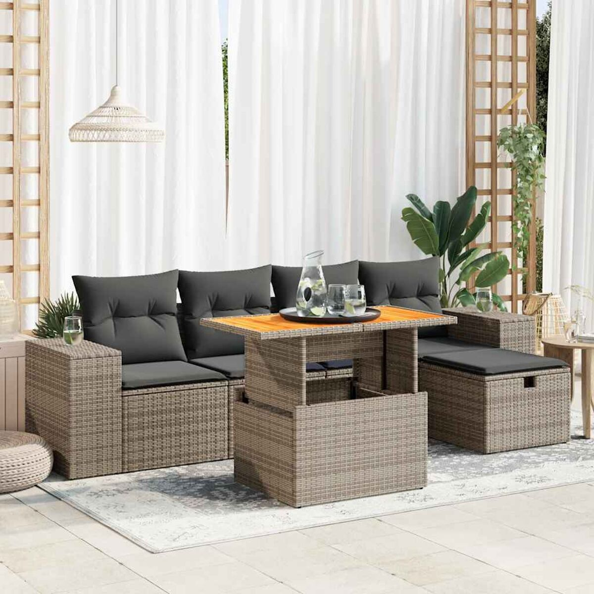 Gartenmöbel-Set mit Hubtisch und Ecksofa. Hellbraune Farbe, mit Kissen.