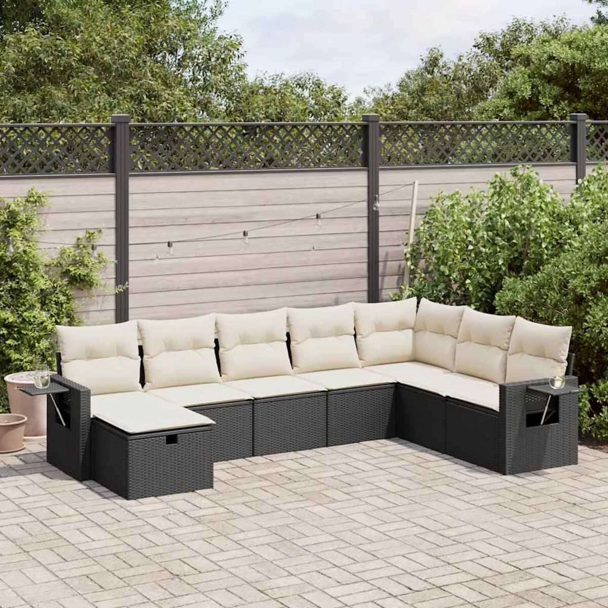 Gartenmöbel-Set auf Ziegeln. Ecksofa und Couchtisch, neutrale Farben.
