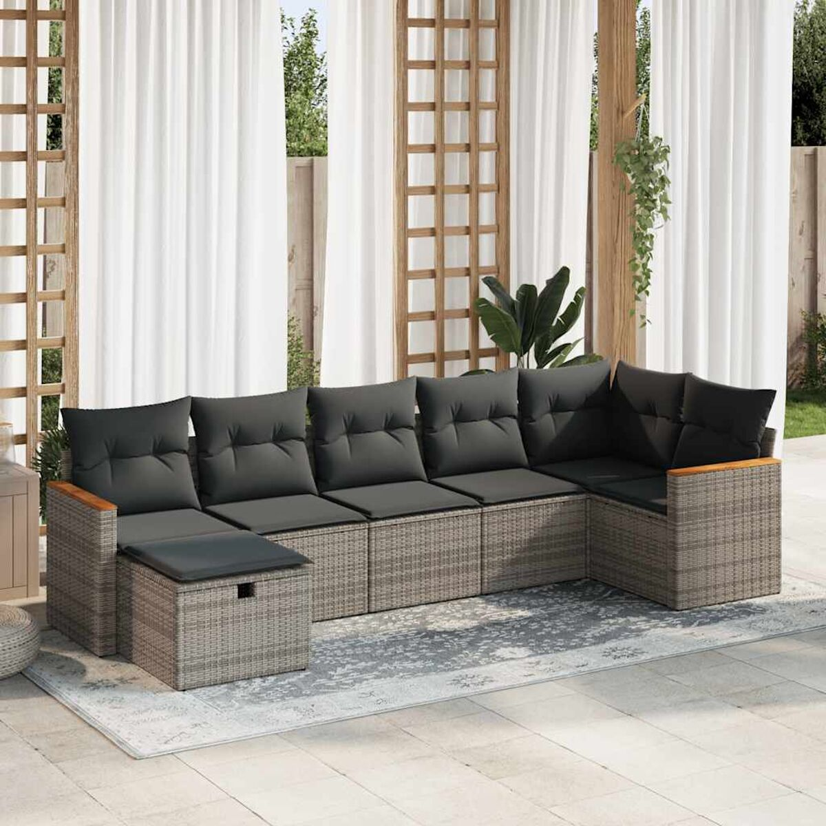 L-förmiges graues Korbschnittsofa mit dunkelgrauen Kissen. Holzarmlehnen.