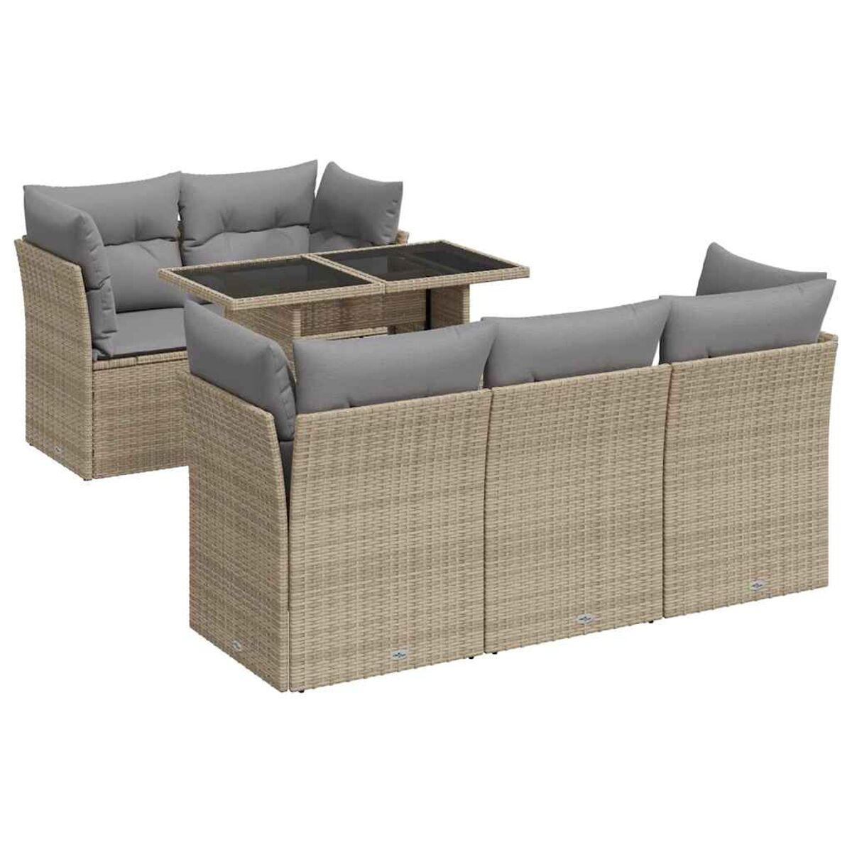 Un set di divani in vimini con un tavolo. Il set è di colore marrone chiaro. Sfondo bianco.