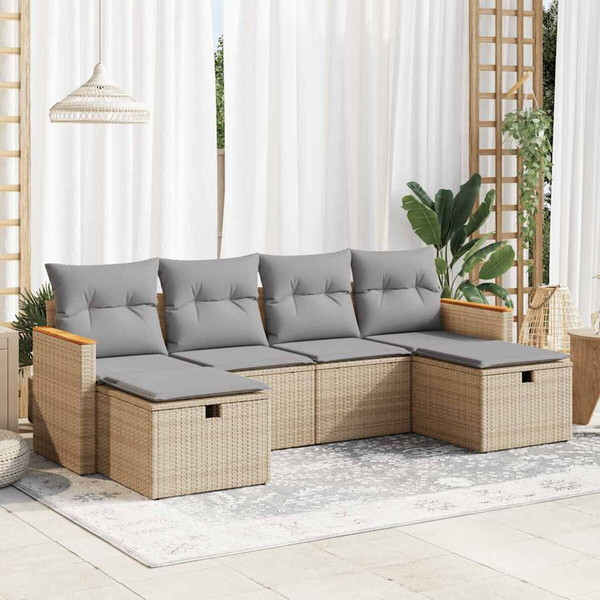 Divano in vimini beige con lati in legno, cuscini chiari e due posti.