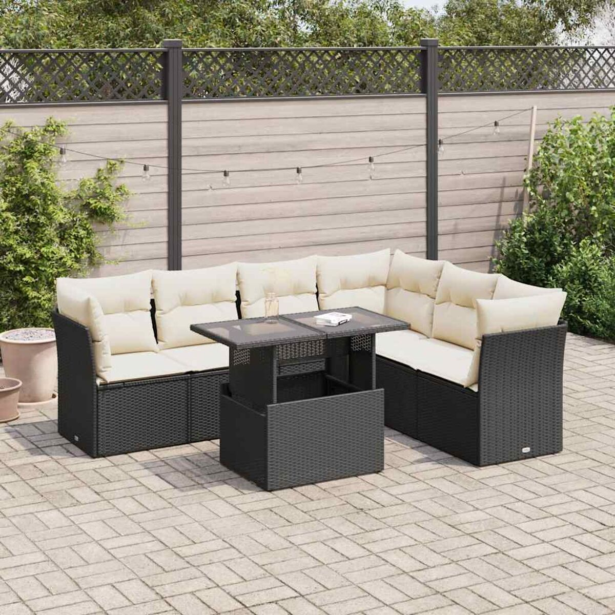 Set di mobili da esterno con un design in vimini grigio scuro. Include un tavolo e un divano.