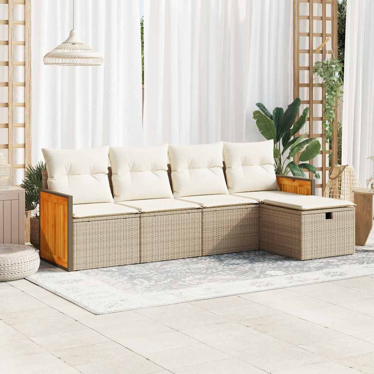 Set divano da esterno beige intrecciato con cuscini bianchi e dettagli in legno.