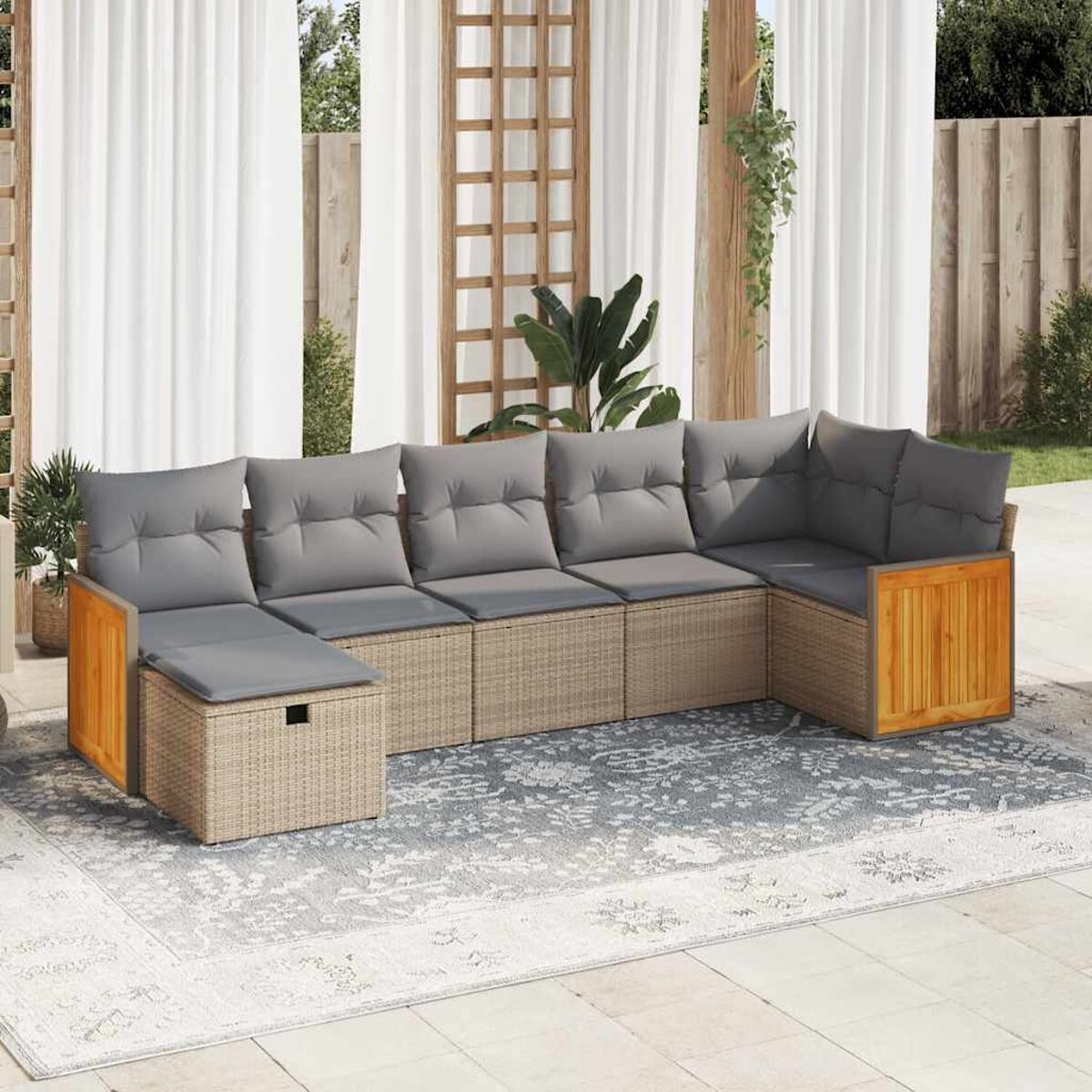 Outdoor-Ecksofa mit grauen Kissen. Enthält einen Eckbereich, Holzseiten und einen Teppich auf dem Boden.