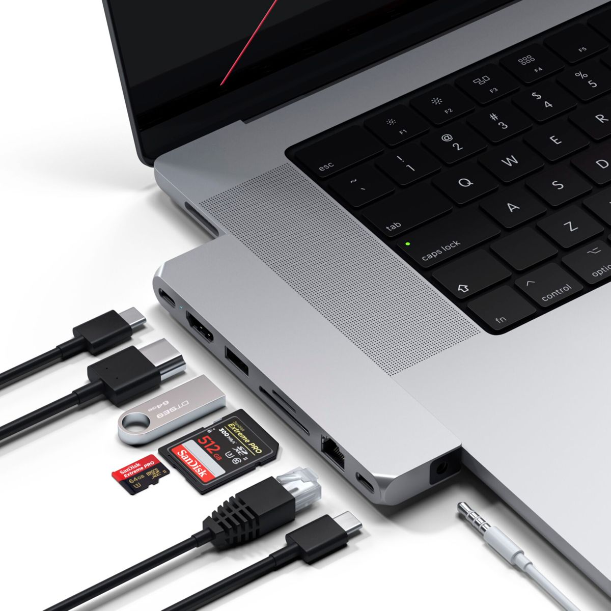Ein silberner Laptop mit verschiedenen angeschlossenen Geräten: USB-C-Hub, SD-Karten, Flash-Laufwerk und Kabeln.
