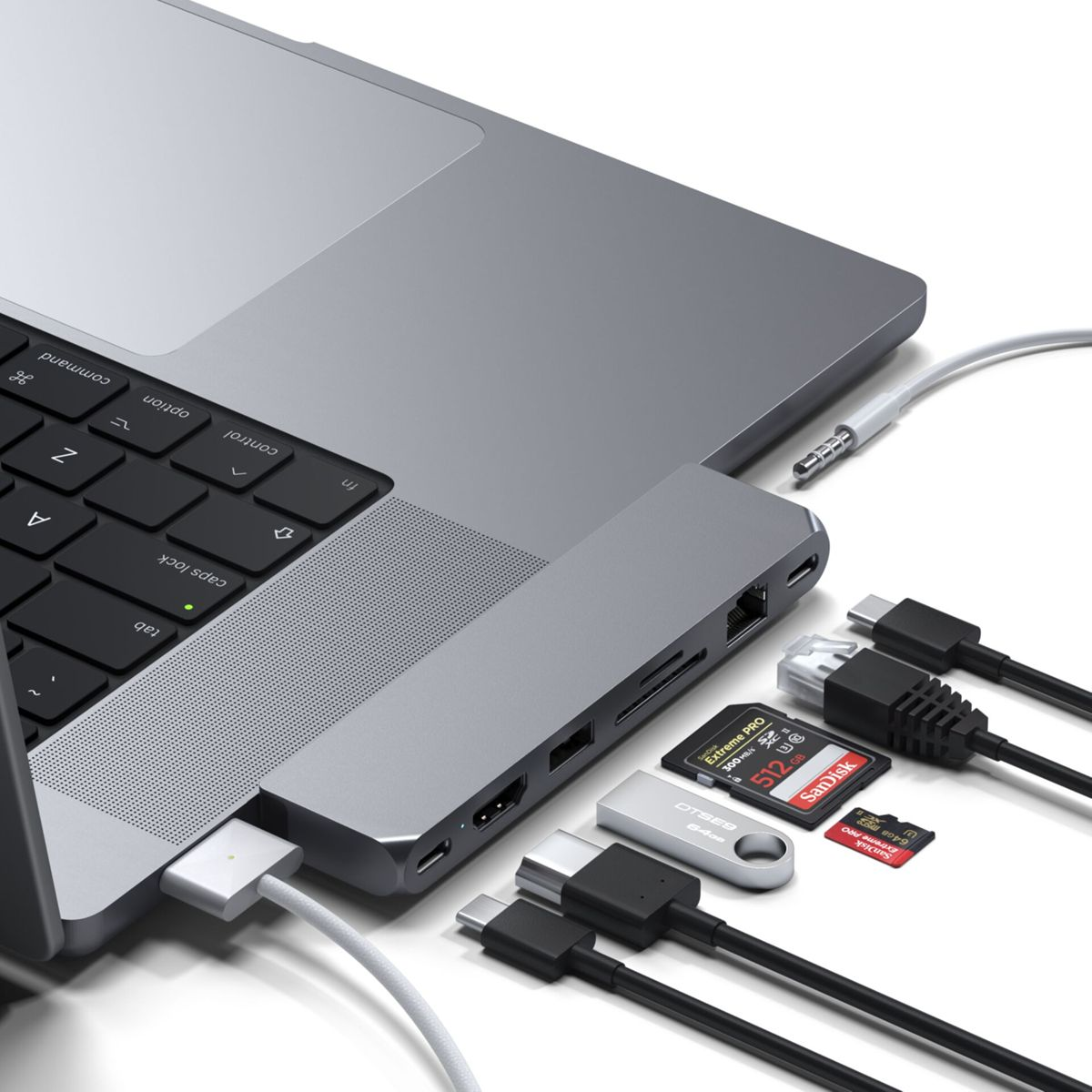 Laptop mit mehreren Anschlüssen und angeschlossenen Geräten.