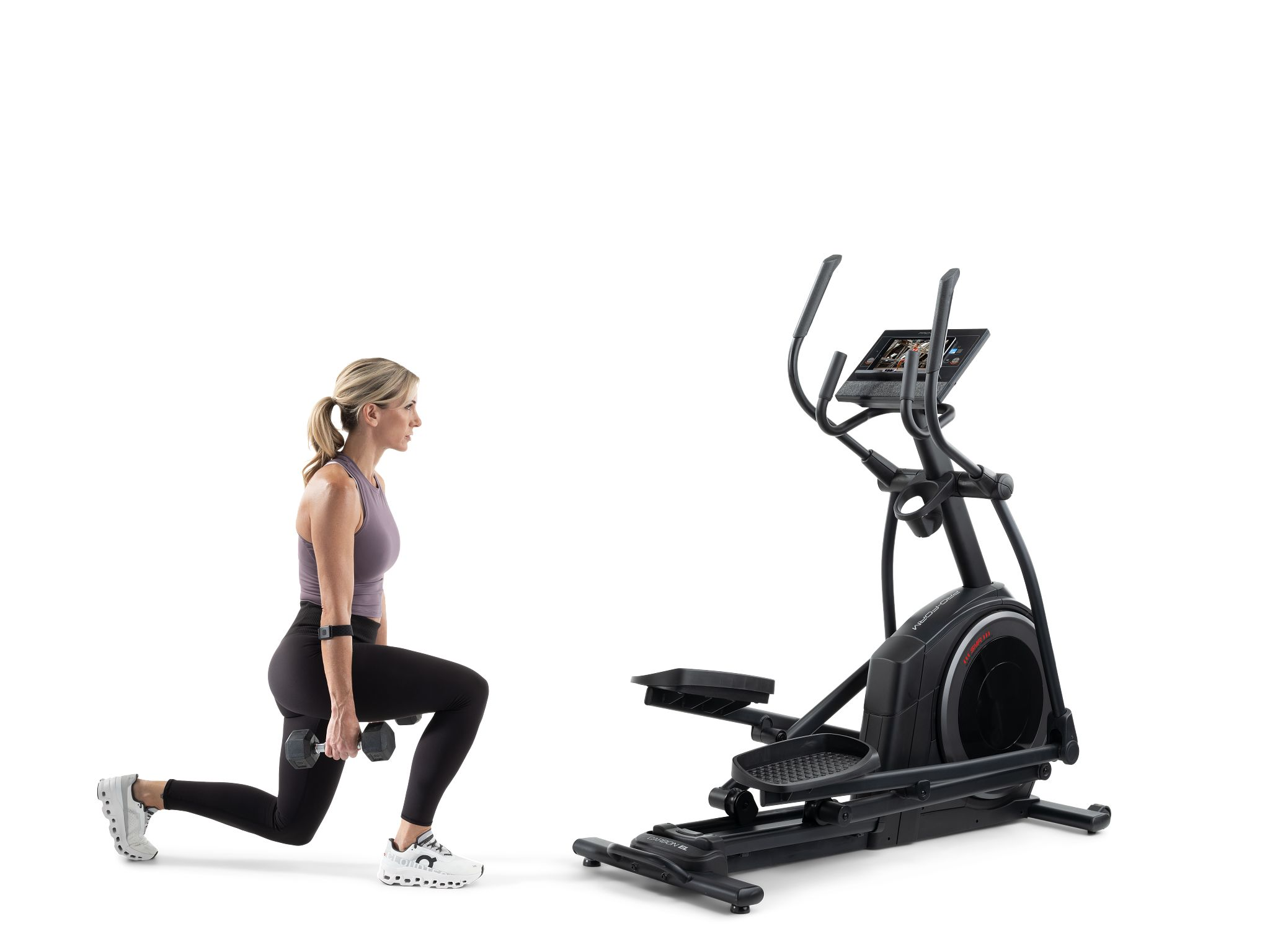 Frau macht Ausfallschritte mit Kurzhantel neben einem Crosstrainer. Weißer Hintergrund.