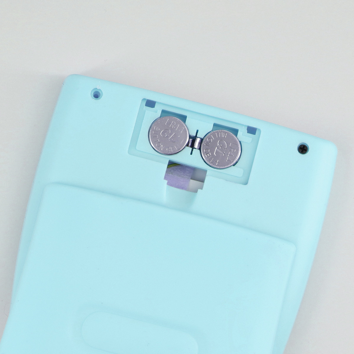Nahaufnahme des Batteriefachs eines Rechners mit zwei Batterien. Der Hintergrund ist weiß.