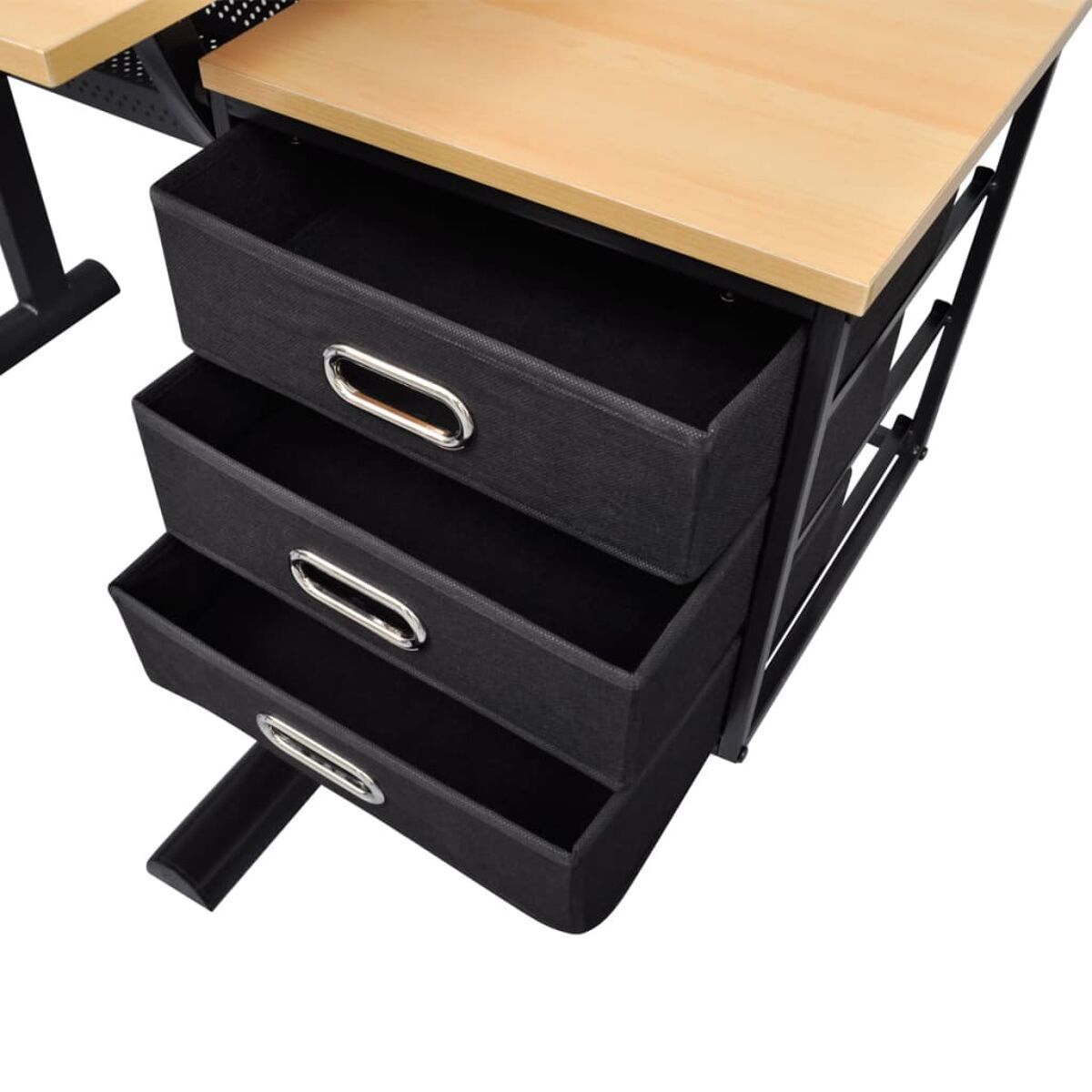 Schreibtisch mit geöffneten Schubladen. Drei Stoffschubladen mit Metallgriffen und eine Holzplatte.