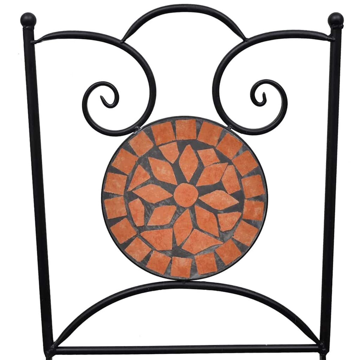 Dekorativer Stuhlrücken mit einem runden Mosaikmuster in Orange und Schwarz, getragen von schwarzem Metall.