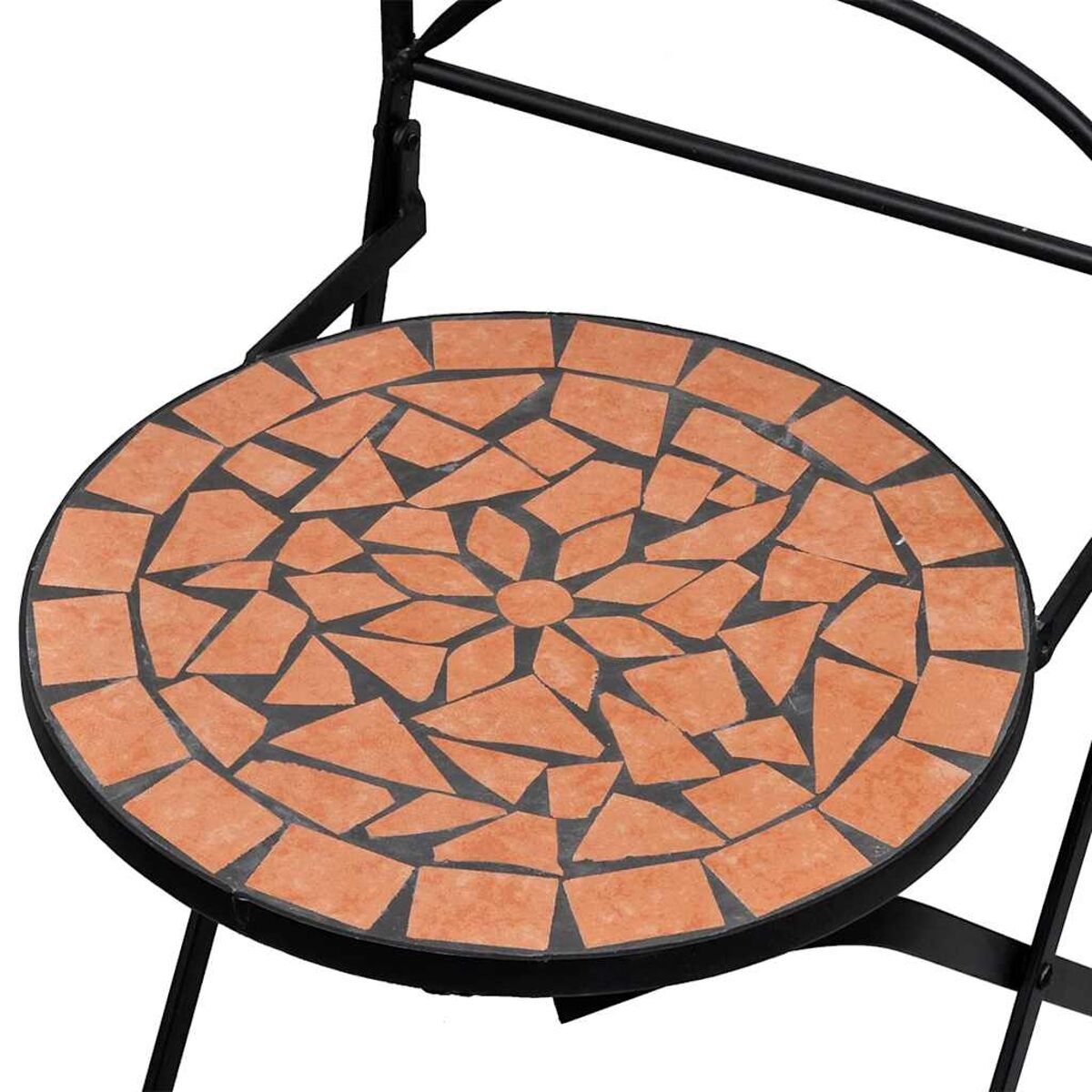 Ein kleiner runder Tisch mit einer Mosaik-Fliesenoberfläche. Die Fliesen sind orange und schwarz.