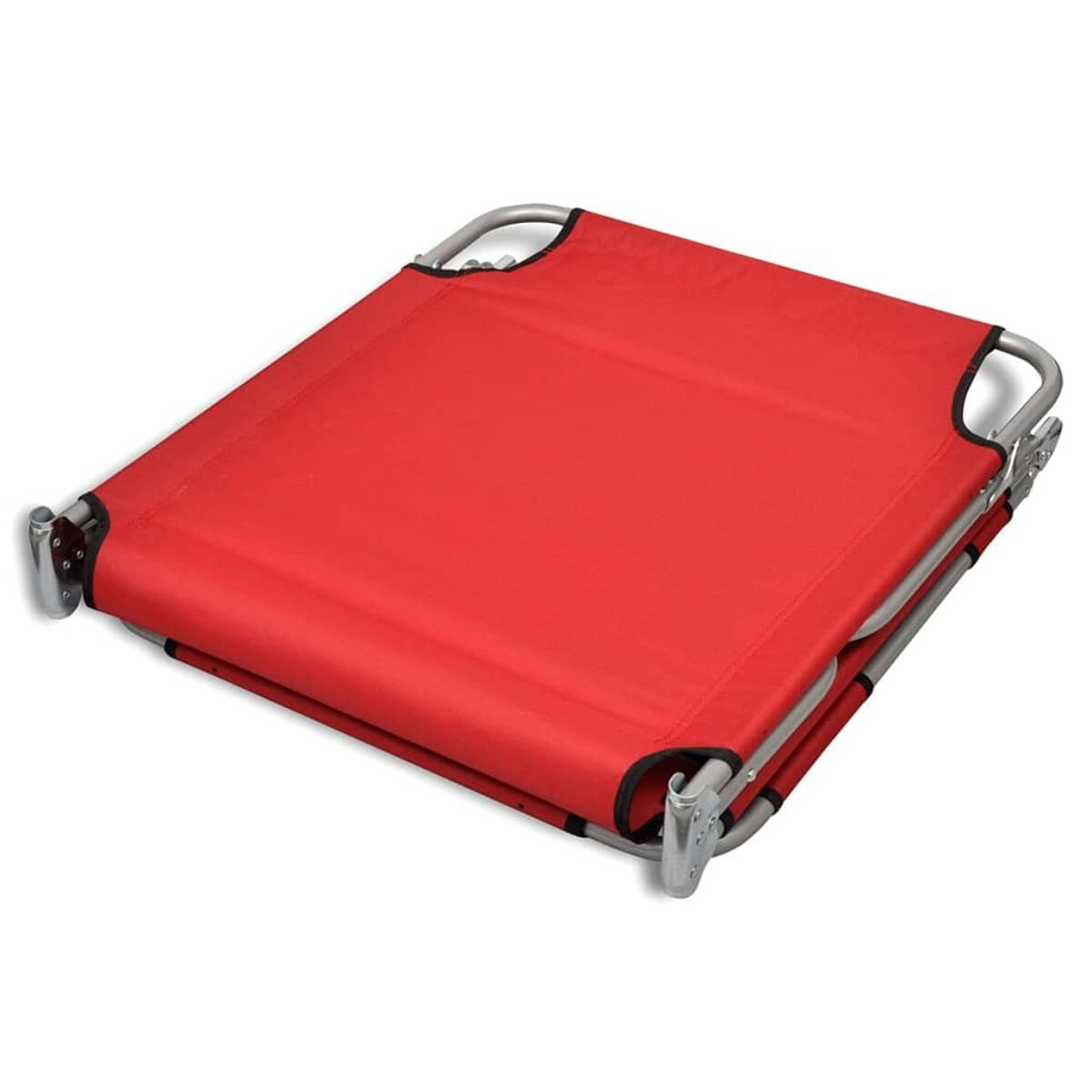 Rotes, zusammenklappbares Strandbett, flach gefaltet. Das Bett hat ein Metallgestell und ist vor weißem Hintergrund.