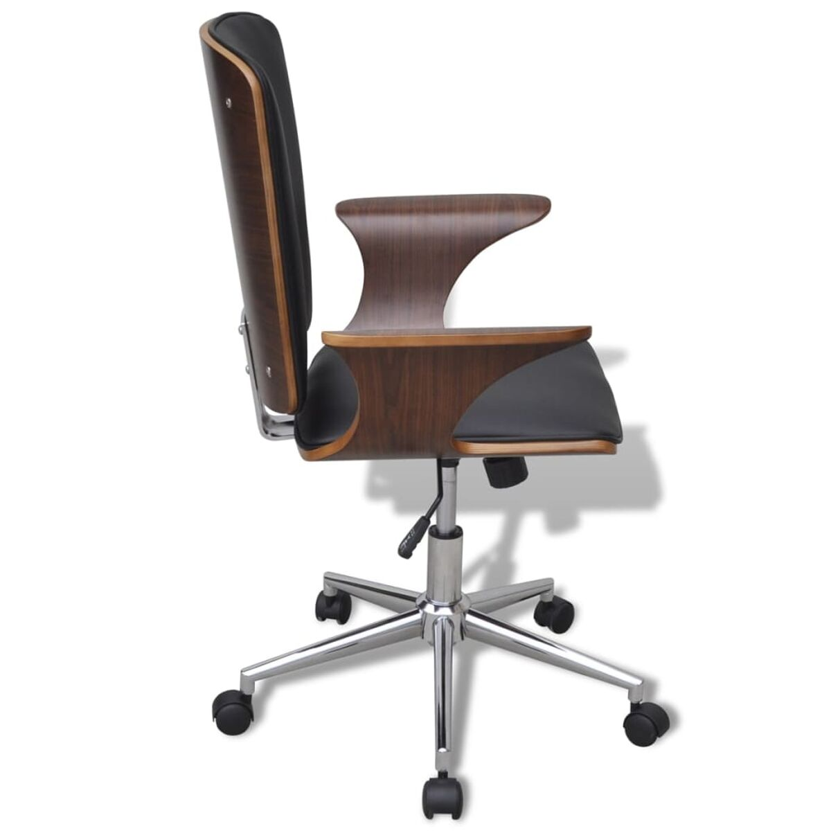 Ein Holz- und schwarzer Bürostuhl von der Seite auf weißem Hintergrund.