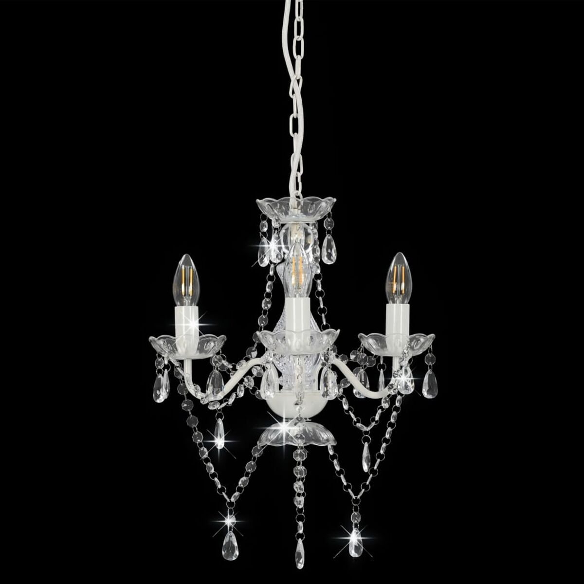 Weiße Deckenleuchte mit drei Lichtern. Kristallanhänger, dekorative Elemente. Schwarzer Hintergrund. Elegante Leuchte.