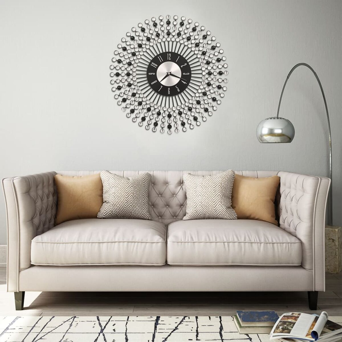 Runde Wanduhr mit dunklem Zifferblatt, umgeben von Kristallen, über einem Sofa mit Kissen.