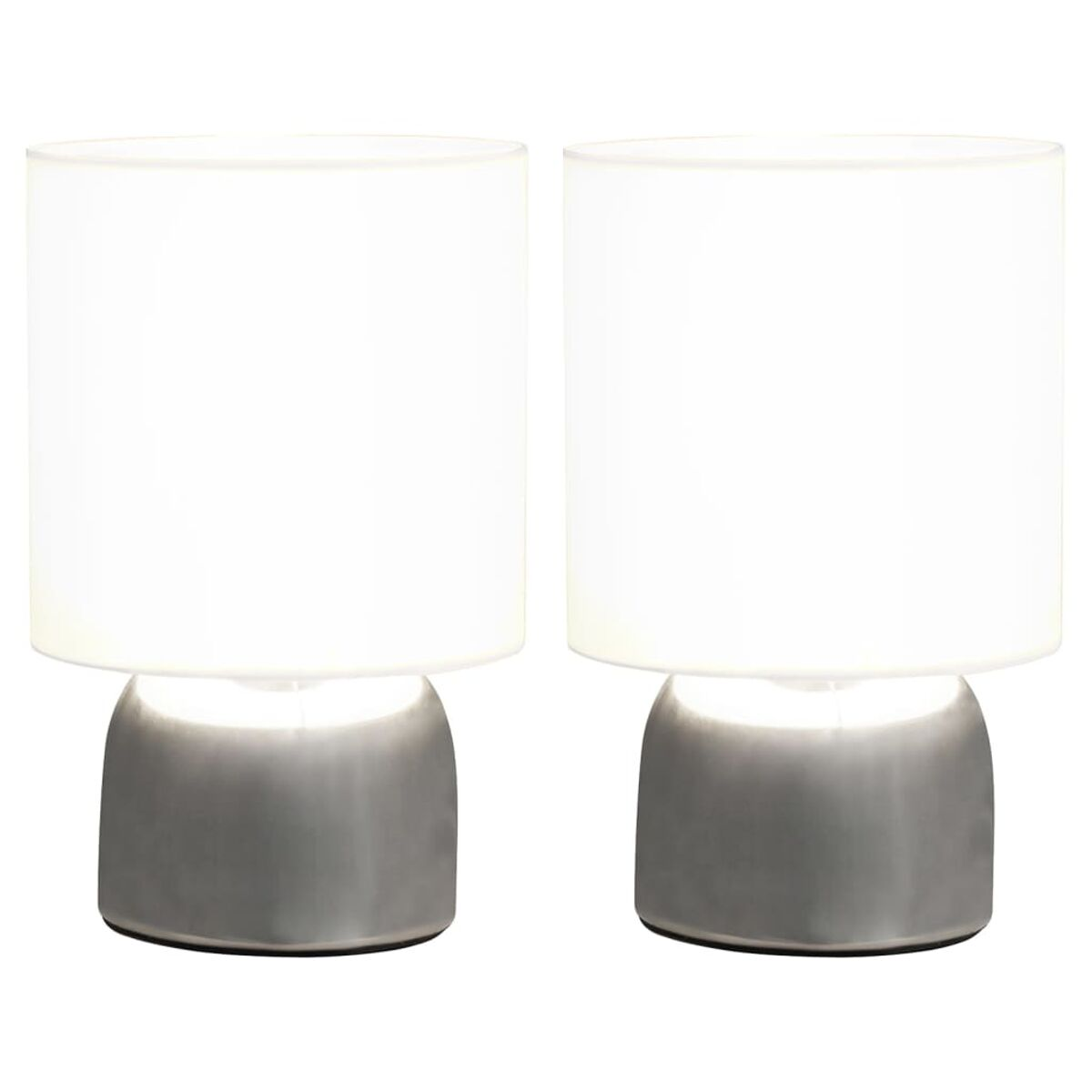 Zwei Lampen mit weißen Schirmen und grauen Sockeln. Sie leuchten. Weißer Hintergrund.