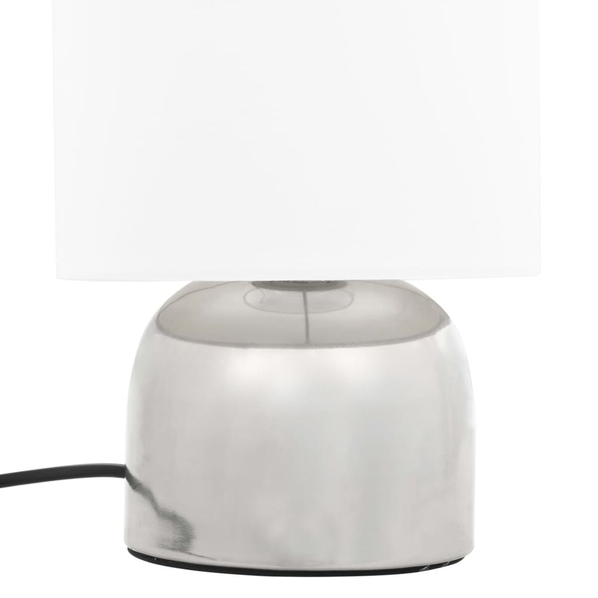 Tischlampe mit weißem Lampenschirm und silbernem Fuß. Weißer Hintergrund.