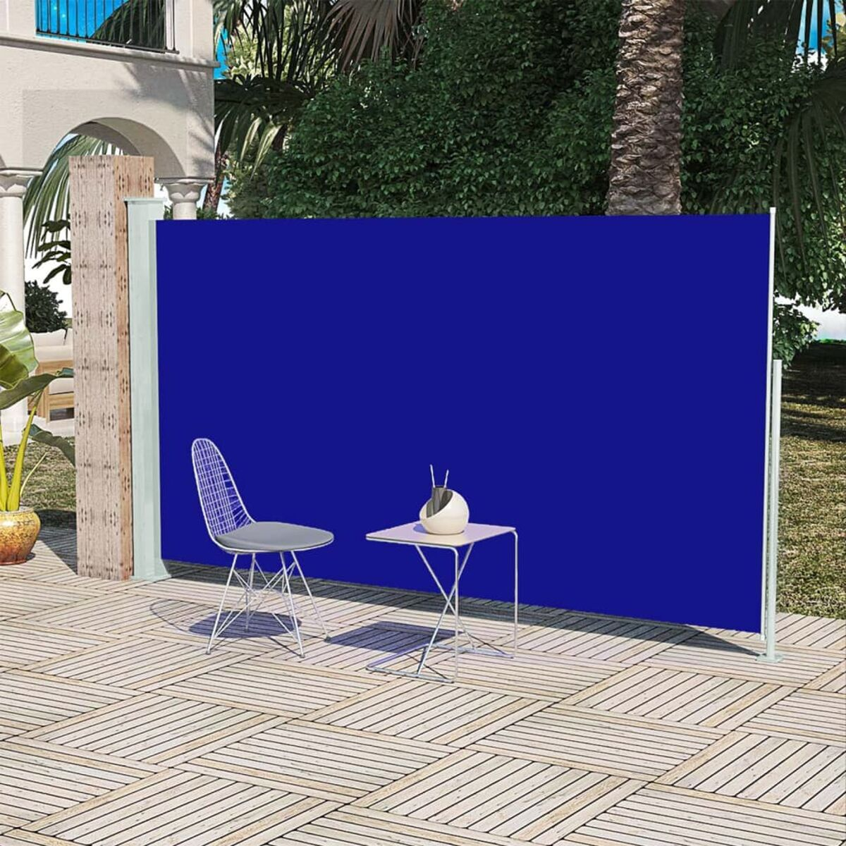 Ein blauer Outdoor-Bildschirm mit einem Tisch und einem Stuhl davor.