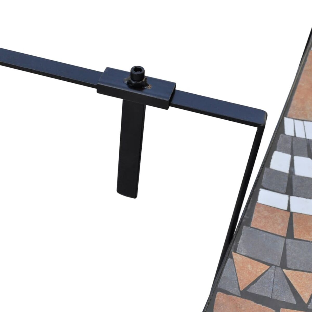 Schwarzes T-förmiges Metalltischbein, das mit einer gefliesten Mosaiktischplatte verbunden ist.