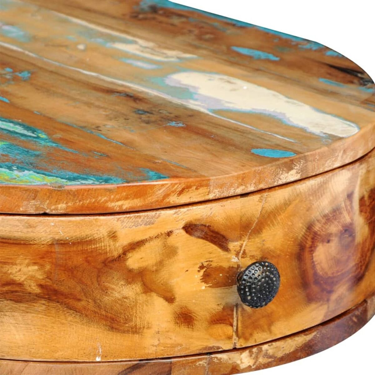 Nahaufnahme einer runden Holz-Tischplatte. Braune, blaue und weiße Farben und ein schwarzer Knopf.