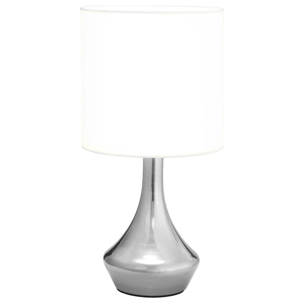 Silberne Tischlampe mit weißem Lampenschirm. Sie hat ein kurviges Design auf weißem Hintergrund.