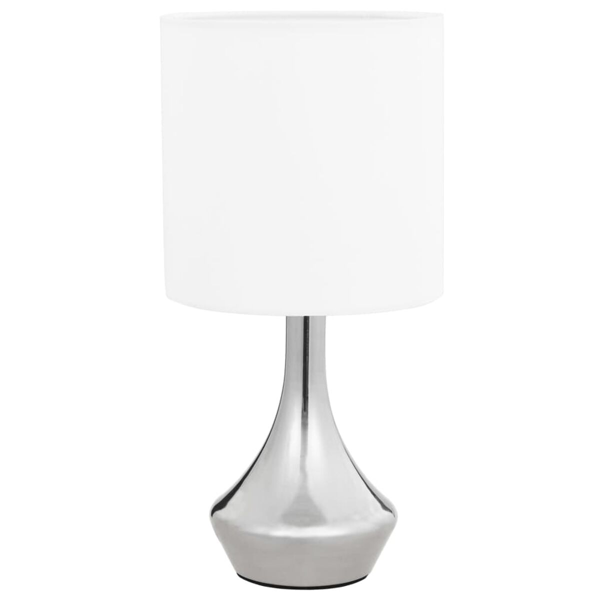 Silberne Lampe mit weißem Lampenschirm auf weißem Hintergrund.