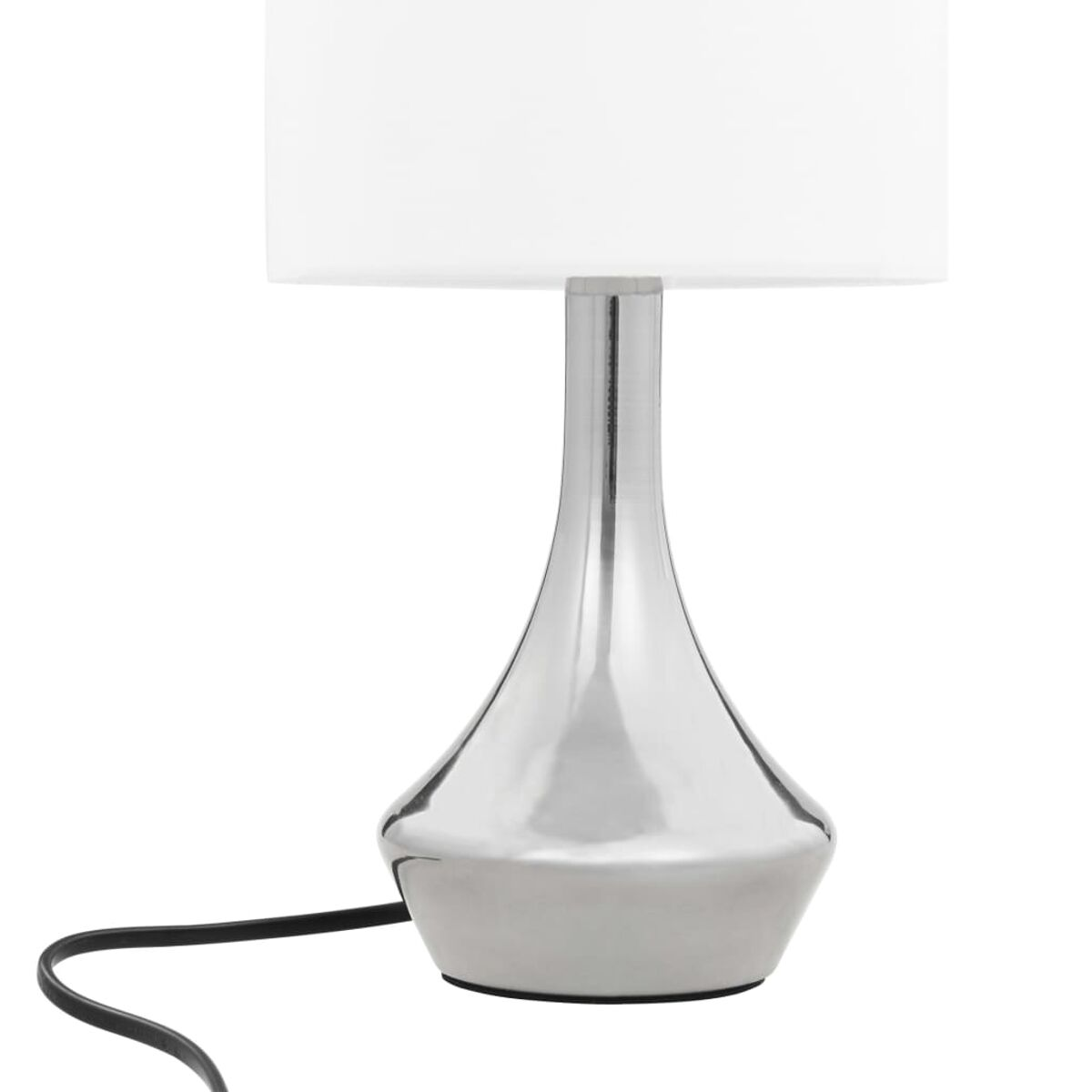 Silberne Tischlampe mit weißem Lampenschirm auf weißem Hintergrund.