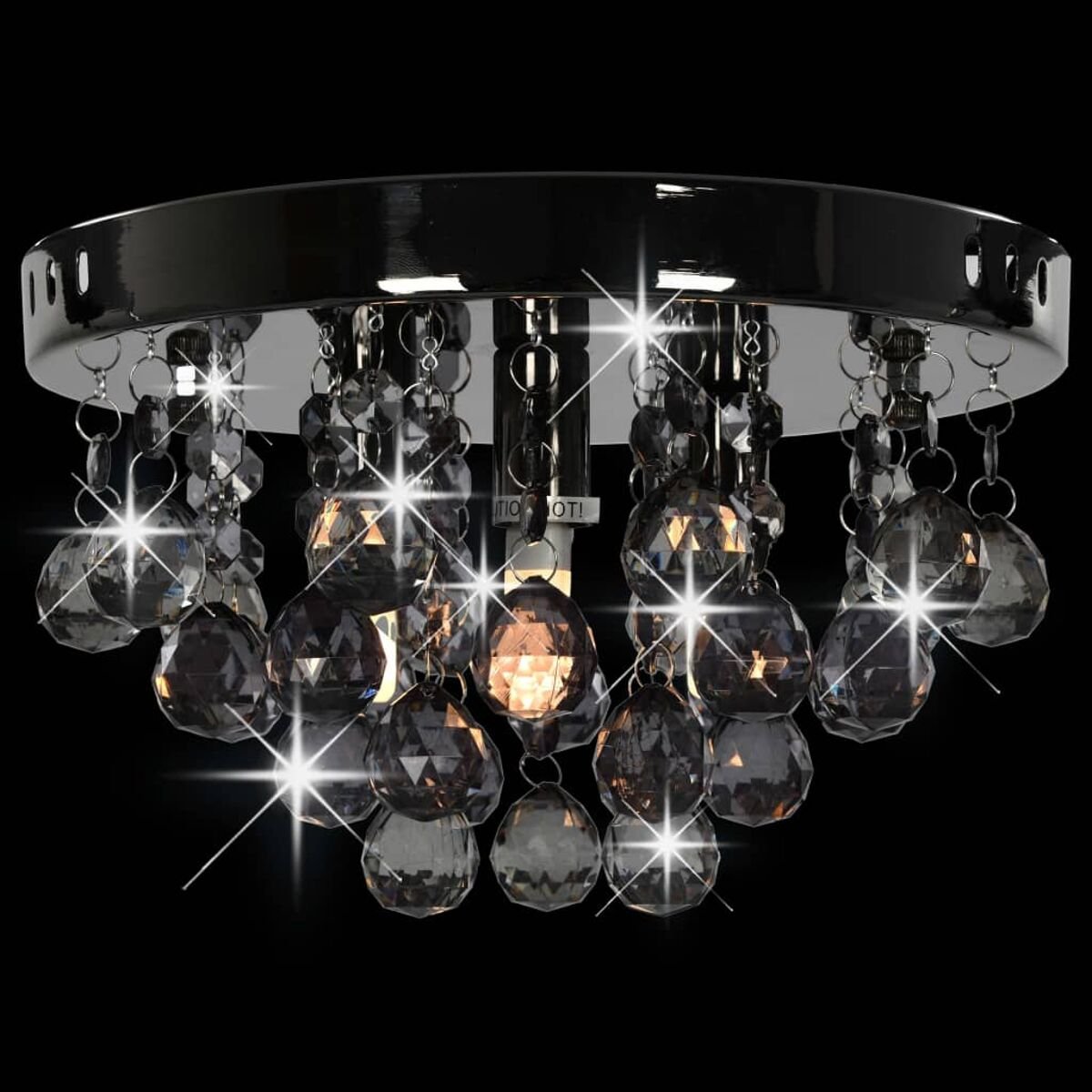 Kronleuchter mit schwarzem Rahmen und zahlreichen hängenden Kristallkugeln. Funkelnde Lichter.
