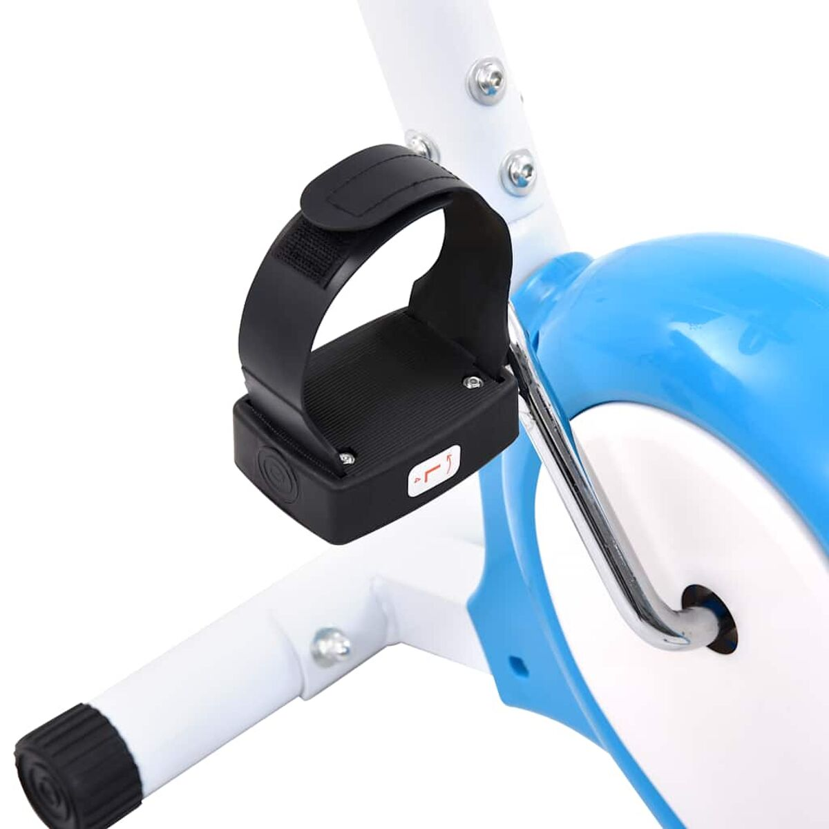 Blaues stationäres Fahrrad mit schwarzem Pedal und Fußriemen. Weißer Hintergrund.