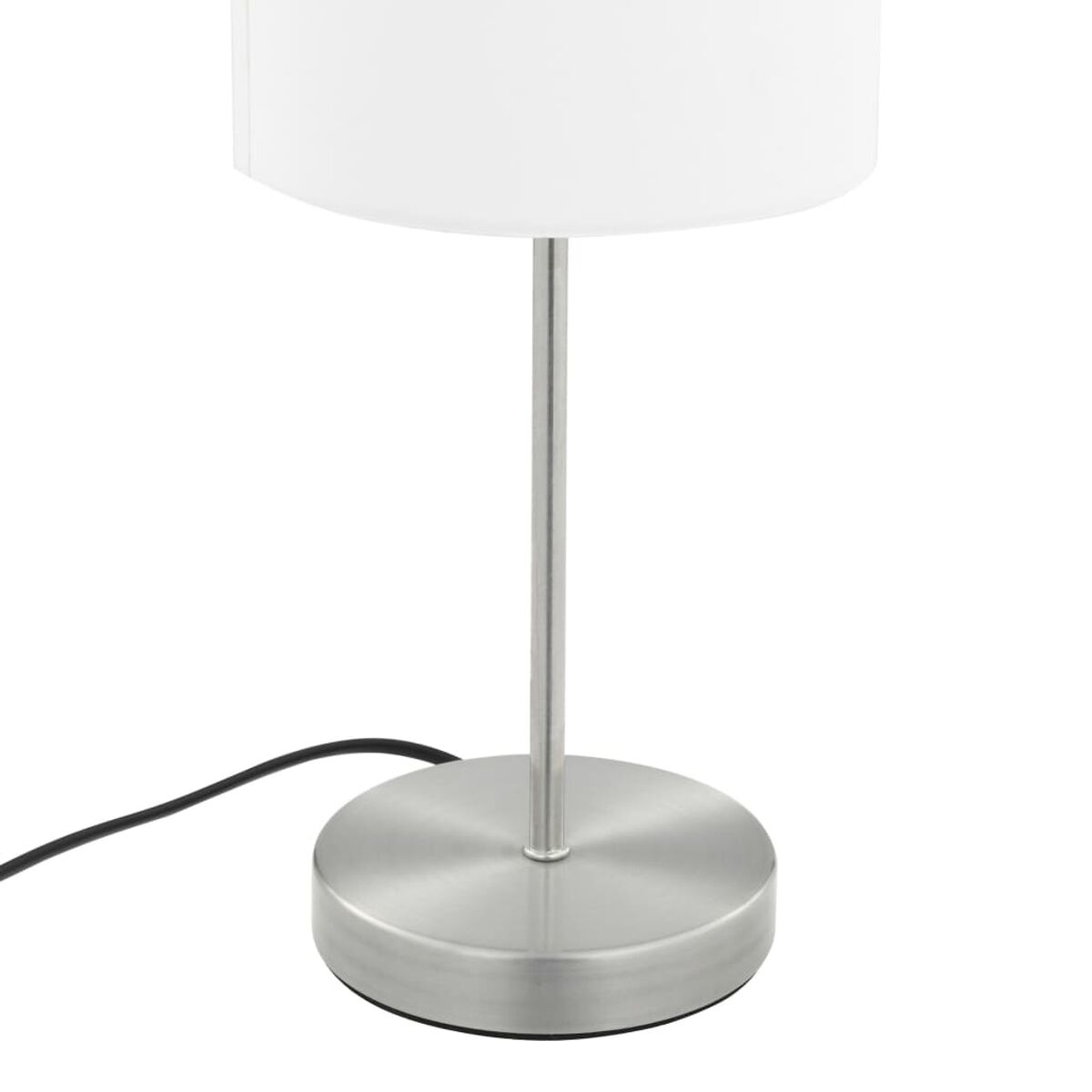 Moderne silberne Tischlampe mit weißem Lampenschirm und schwarzem Netzkabel.