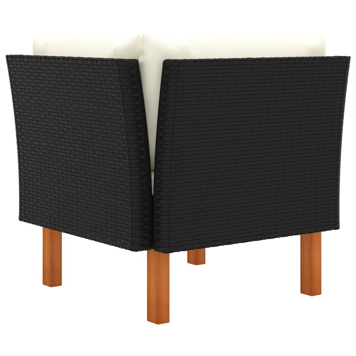 Wicker-Eckstuhl, schwarz mit cremefarbenem Kissen. Holzbeine. Weißer Hintergrund.