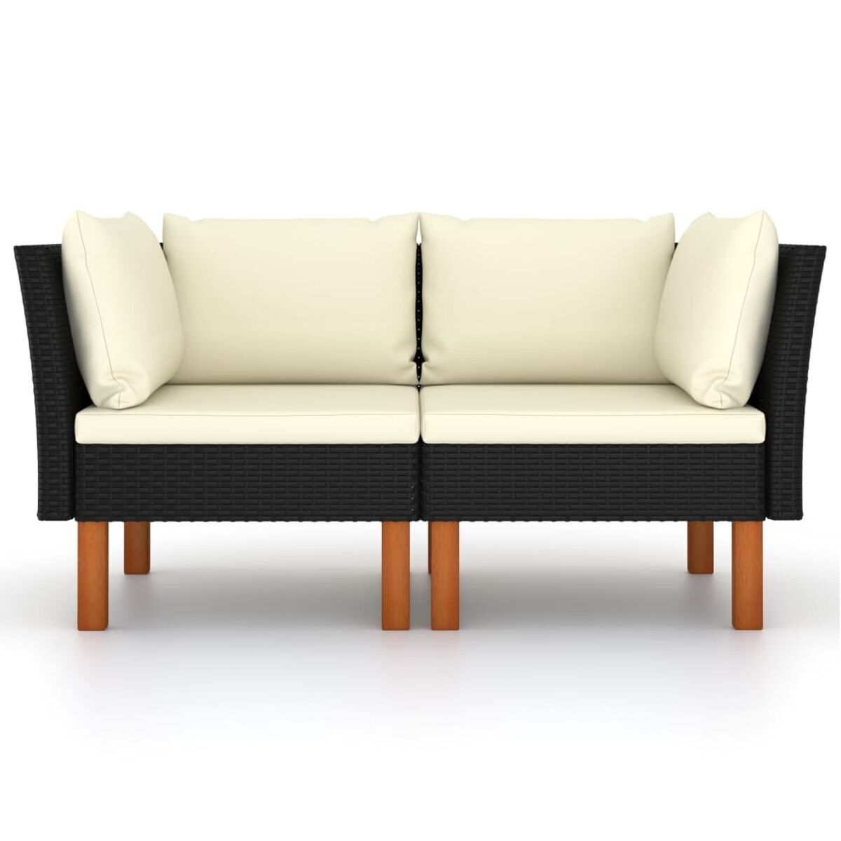 Schwarzes und braunes Korbmöbelsofa mit cremefarbenen Kissen und Holzbeinen. Weißer Hintergrund.