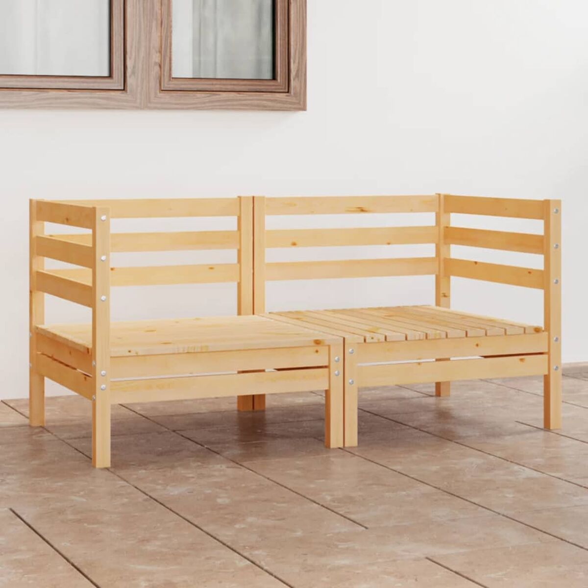 Zweisitzer-Sofa aus Holz mit Holztisch.