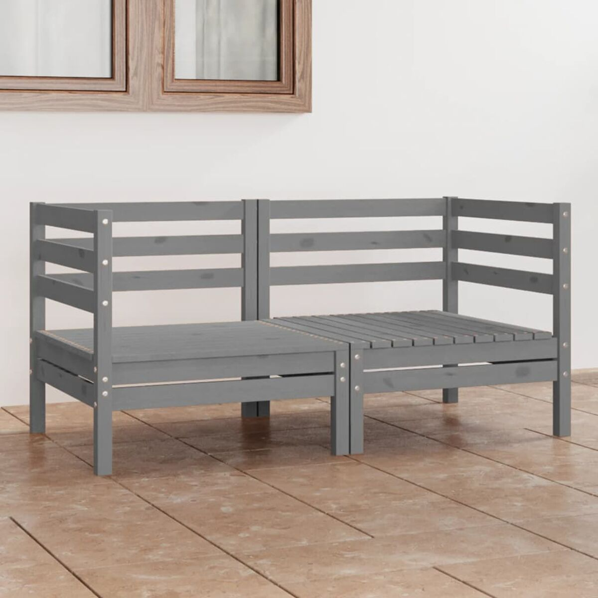 Zweiteiliges Holzsofa-Set, graue Farbe, auf Holzboden gestellt. Zwei Fenster im Hintergrund.