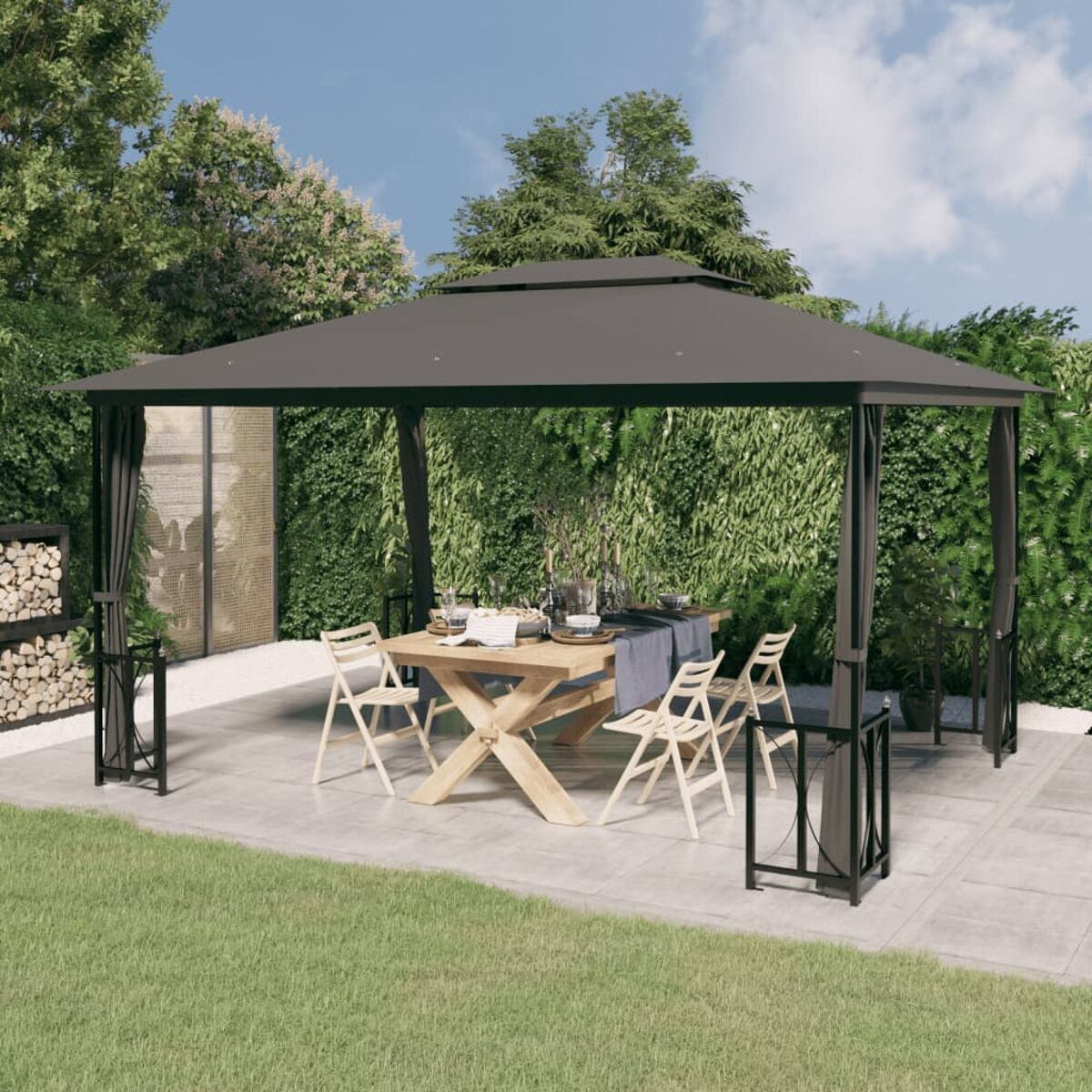Pavillon mit gedecktem Tisch, umgeben von Bäumen. Ein Holztisch, Stühle und Essen sind sichtbar.