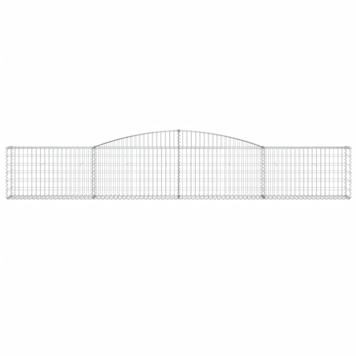 Eine lange Gabionenwand mit gewölbter Oberseite, hergestellt aus Drahtgeflecht, gefüllt mit Steinen.