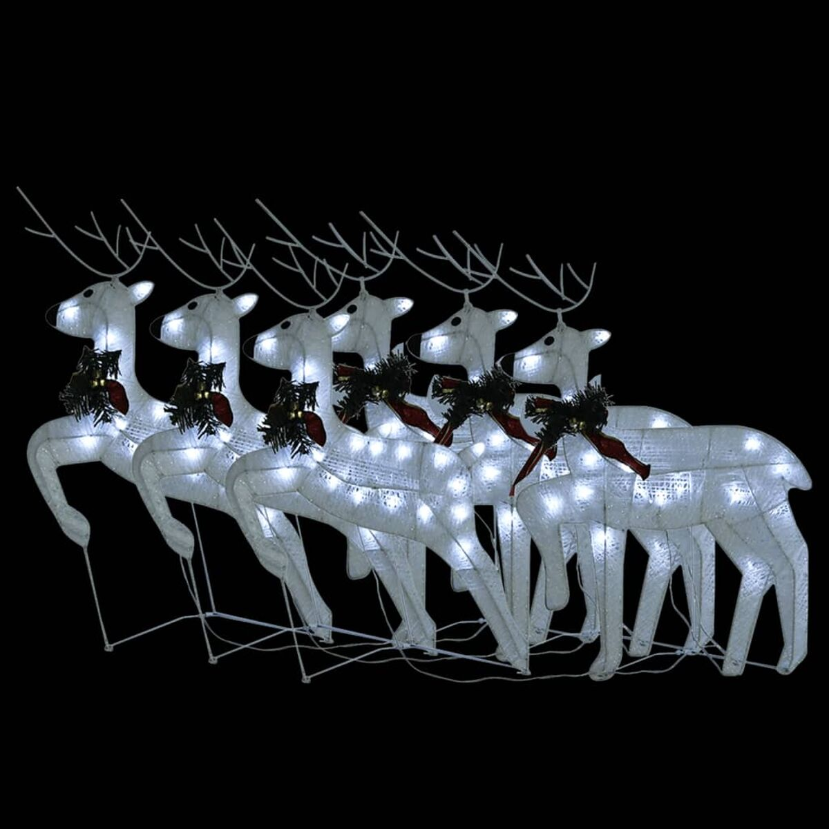 Beleuchtete Rentier-Weihnachtsdekorationen mit roten Schleifen, vor schwarzem Hintergrund.