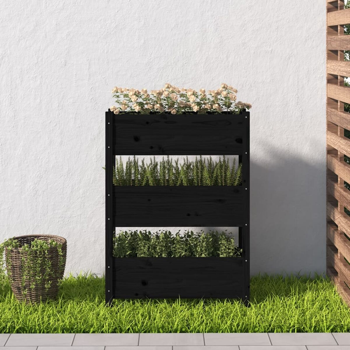 Ein schwarzer vertikaler Holzpflanzer mit drei Sektionen, mit Blumen und Pflanzen.
