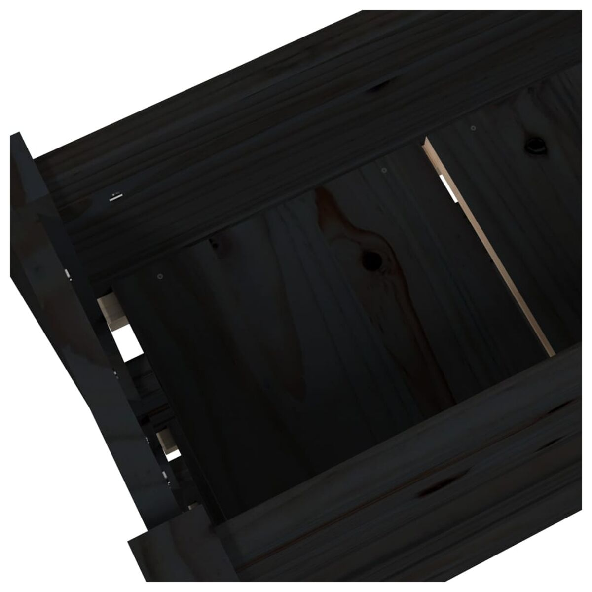 Innenansicht einer dunklen Holzkiste mit Innenstützen und Lamellen.