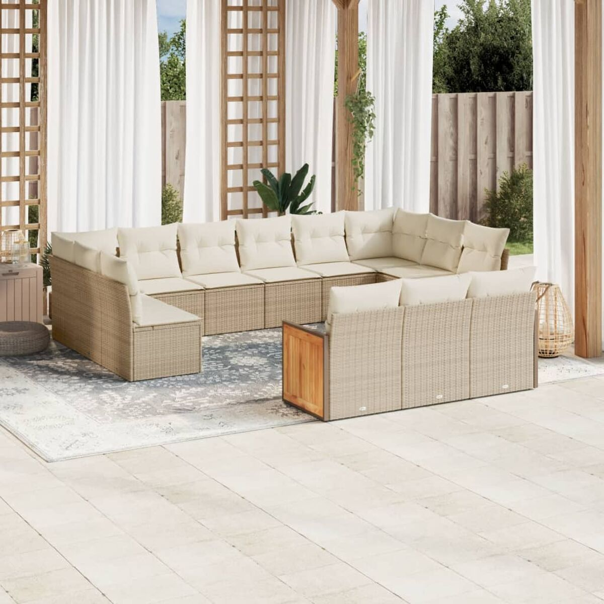 Modernes Gartenmöbel-Set auf einer Terrasse: ein großes Ecksofa und ein Holztisch.