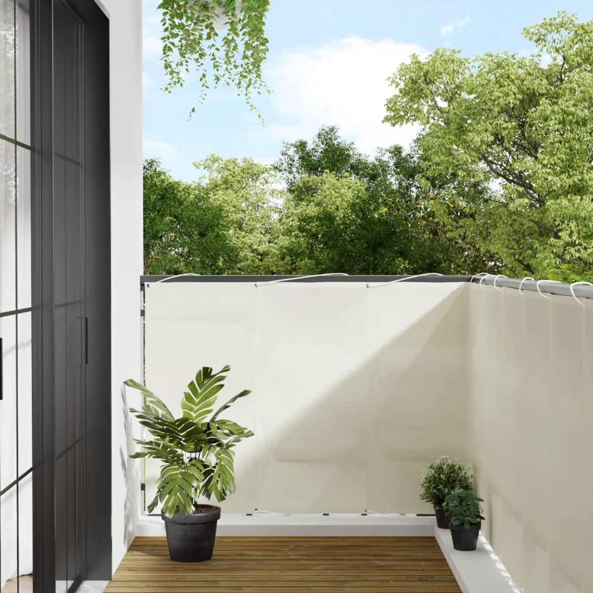 Ein Balkon mit Holzboden, einem weißen Sichtschutz und einer Topfpflanze.