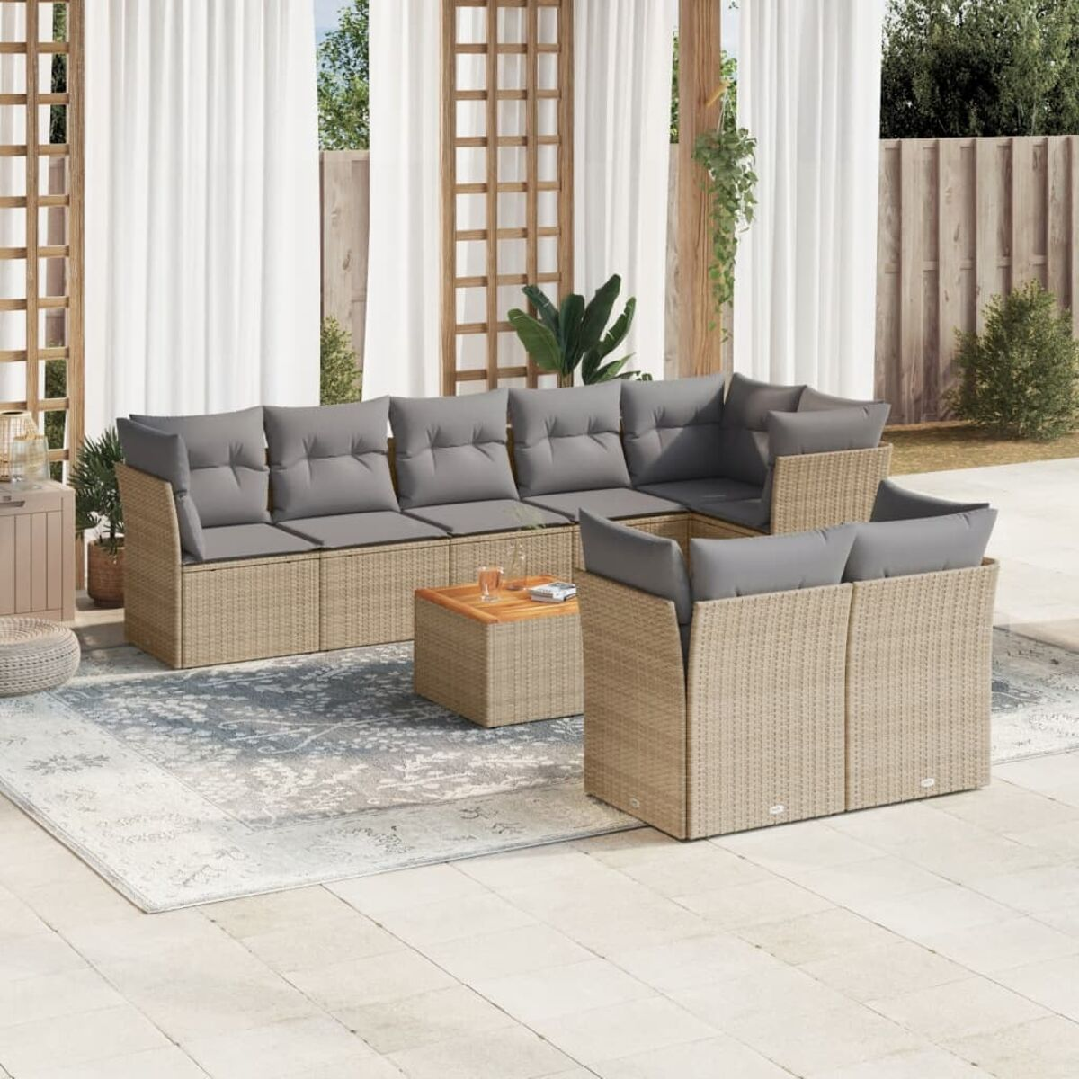 Rattan-Sofa-Set im Freien mit grauen Kissen, Holztisch. Sonnige Umgebung.