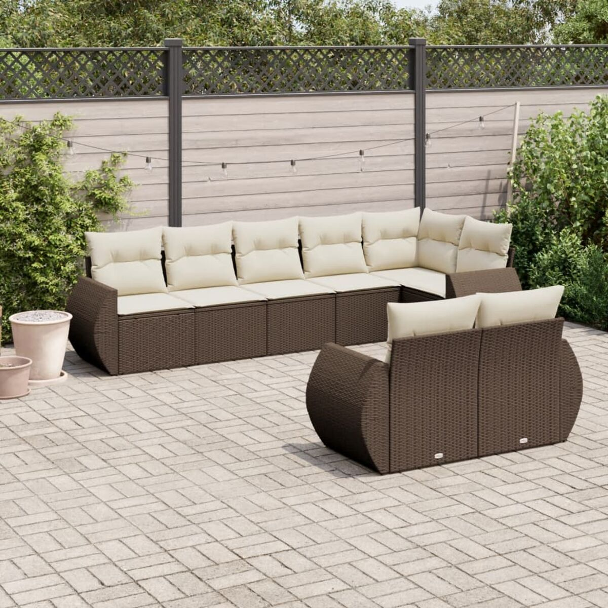 Set patio esterno. Mobili in vimini marrone con cuscini beige.