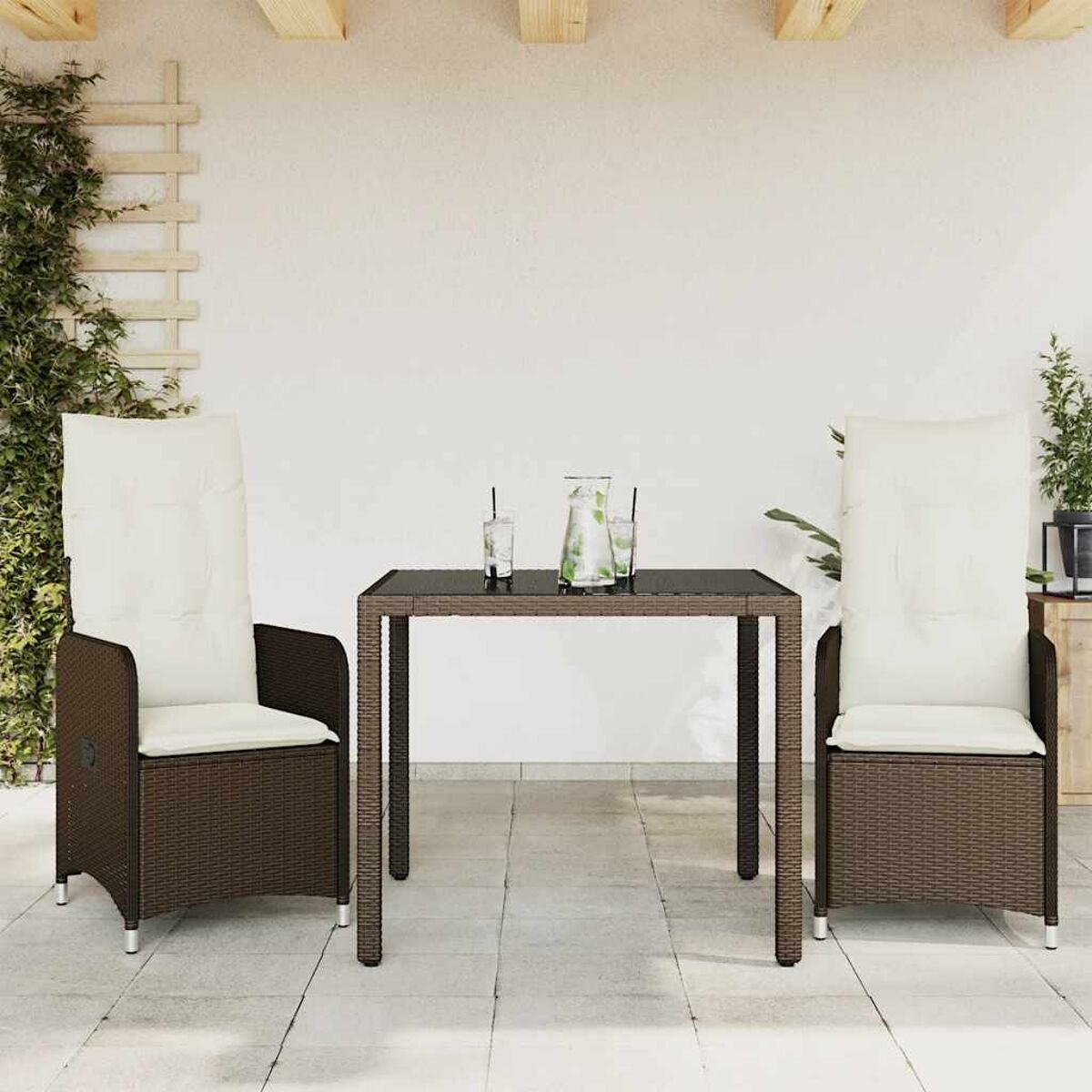 Set da pranzo da esterno: un tavolo e due sedie con schienali alti, in un patio.