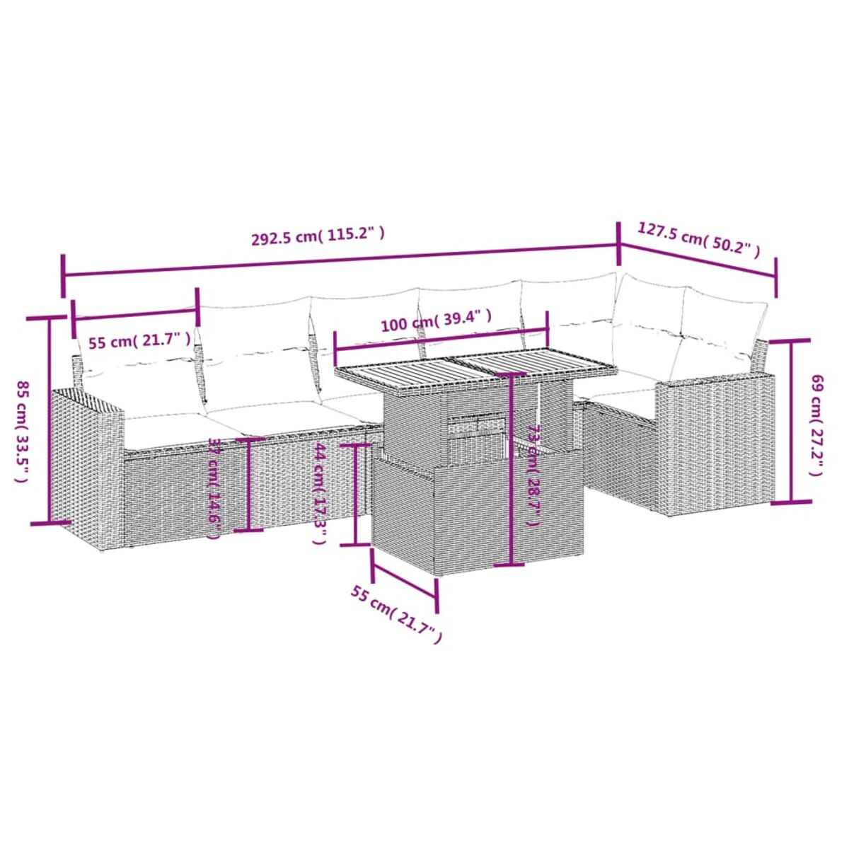 Geflochtenes Outdoor-Sofa mit Maßen, einschließlich Tisch. Beige Kissen auf dem Sofa.