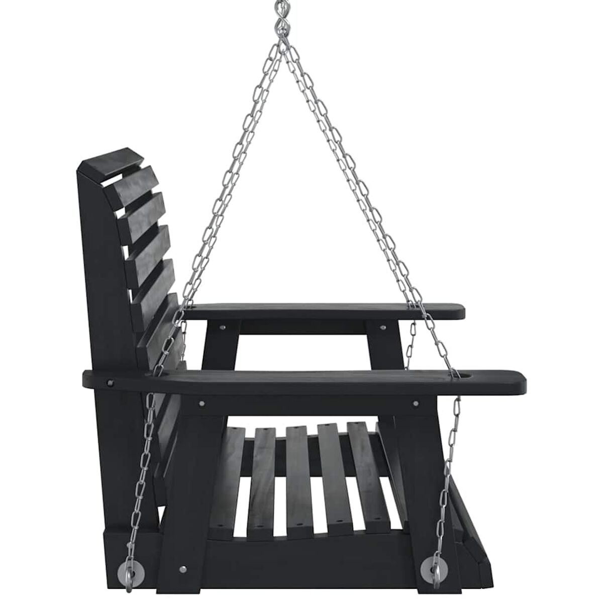 Eine schwarze Holzschaukel, die an Ketten hängt. Sie hat eine Lattenlehne und einen Sitz.