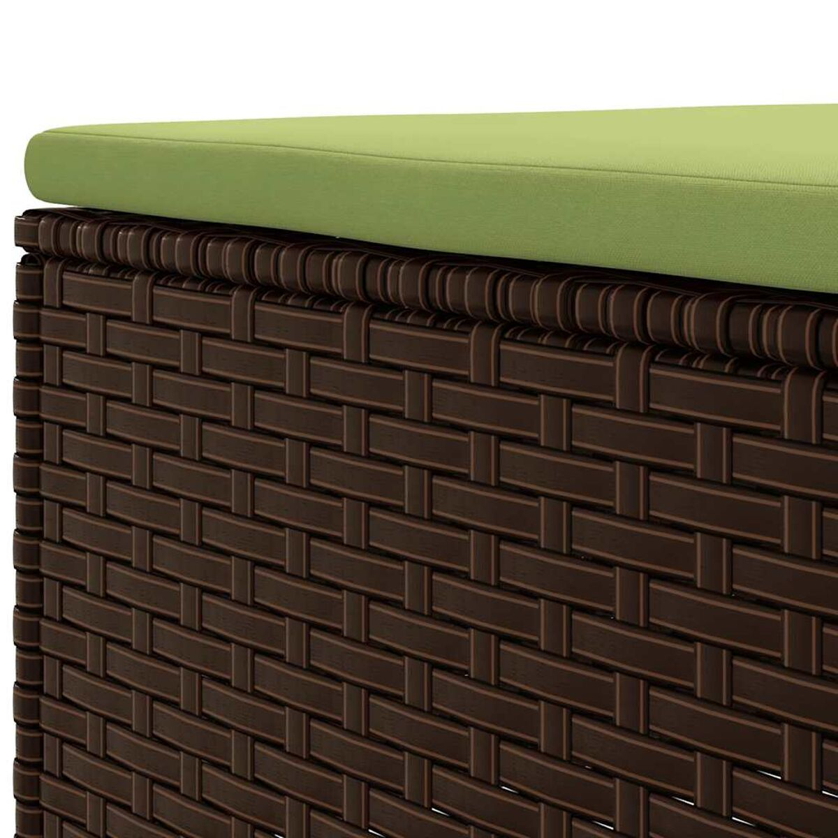 Primo piano di un intreccio in vimini marrone, sormontato da un cuscino verde lime.
