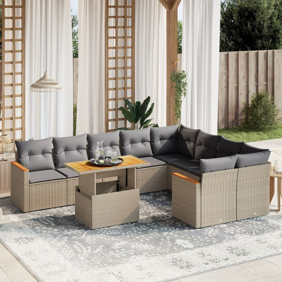 Outdoor-Ecksofa-Set mit Tisch, Kissen und einem Teppich.